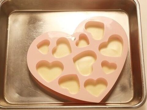 100均シリコン型 板チョコで簡単可愛い友チョコ4種の作り方 暮らしニスタ 100均シリコン型 板チョコで簡単可愛い友チョコ4種の作り方 暮らしニスタ