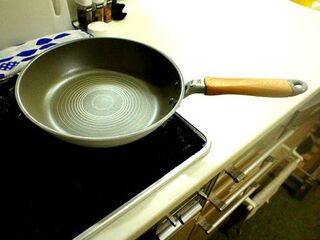 フライパン選び ずぼらな私にピッタリのニトリのチタンコート フライパン 暮らしニスタ