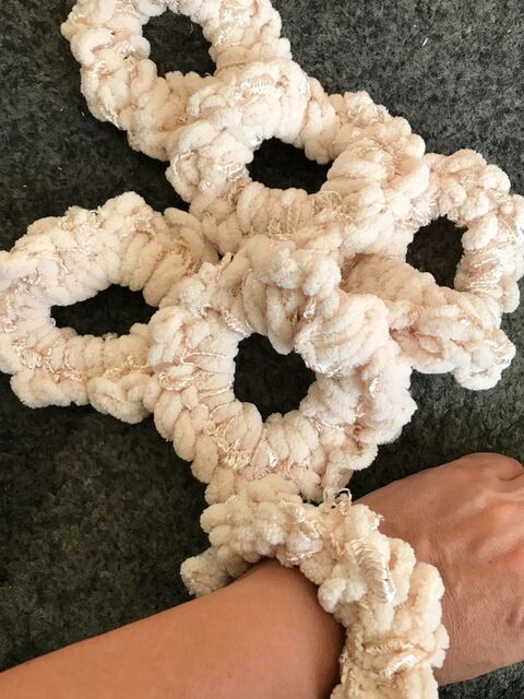 モコモコ毛糸で超簡単指編みシュシュ 暮らしニスタ モコモコ毛糸で超簡単指編みシュシュ 暮らしニスタ