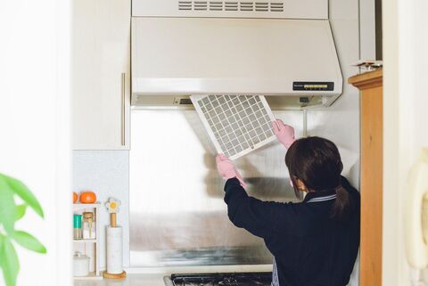 換気扇フィルターのがんこな油汚れをきれいに きほん掃除 暮らしニスタ 換気扇フィルターのがんこな油汚れをきれいに きほん掃除 暮らしニスタ