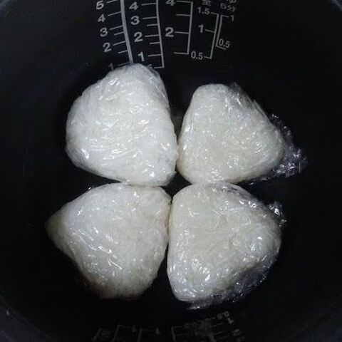 炊飯器の保温で あったかおにぎりの作り置き 暮らしニスタ 炊飯器の保温で あったかおにぎりの作り置き 暮らしニスタ