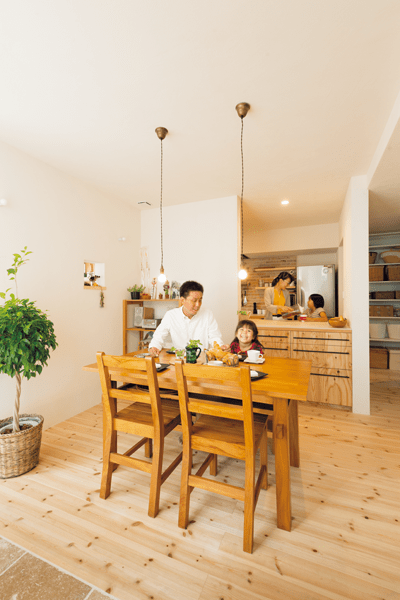 ダイニング、リビング、バルコニーを見通せるプラン