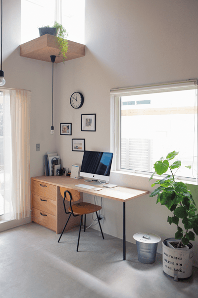 ダイニングの一角に置いたデスク