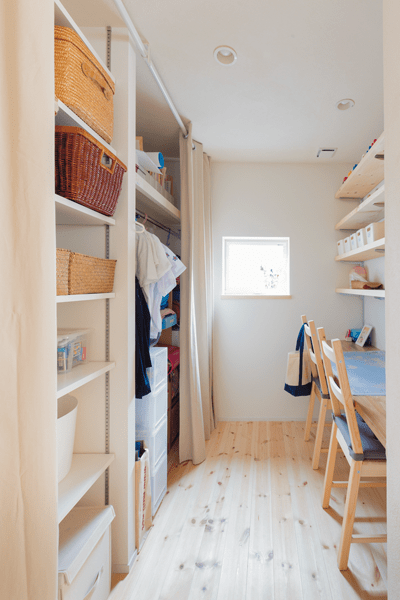 本を読んだり宿題をしたりするスペース