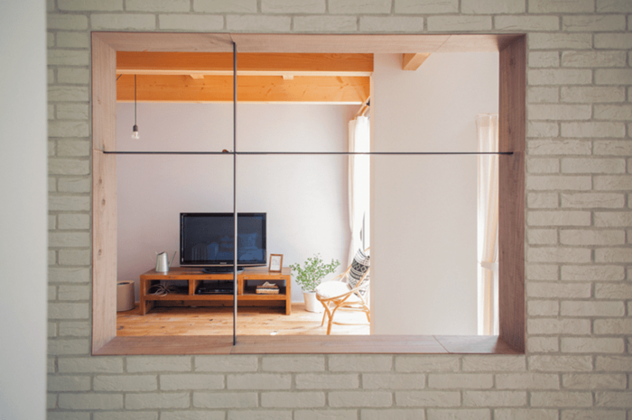 キッチンのリビング側には室内窓をとり入れた