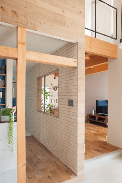 キッチンのリビング側には室内窓をとり入れた