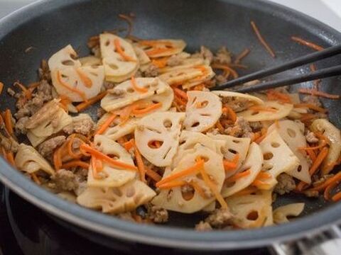 万能おかず レンコンとひき肉のきんぴら 暮らしニスタ