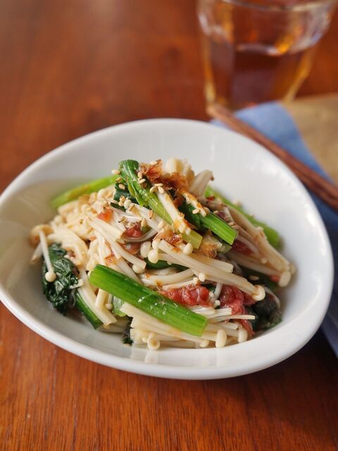 ヘルシー 簡単副菜 えのきたけとほうれん草の梅おかか和え 暮らしニスタ