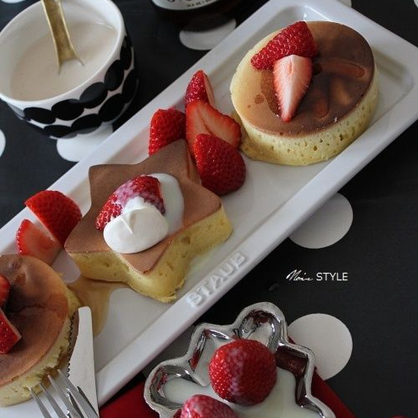 苺のワンプレートパンケーキでおうちカフェ気分｜料理のレシピや作り方 