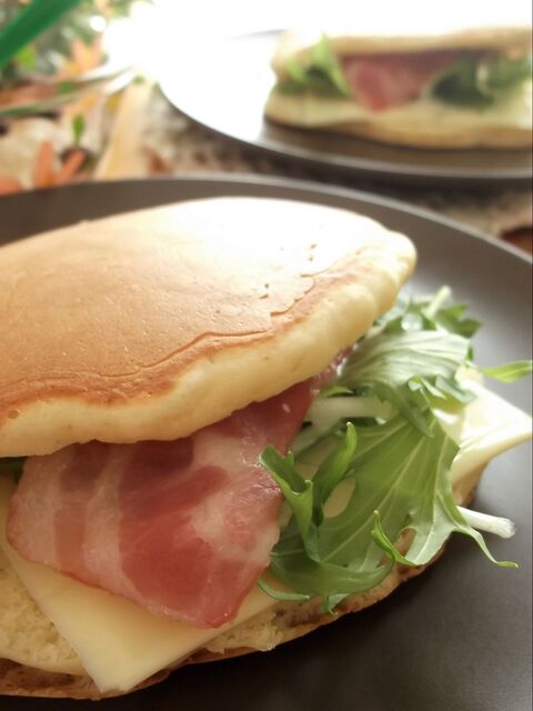 水で仕込むともちもちに ホットケーキサンド ベーコン水菜チーズ 暮らしニスタ 水で仕込むともちもちに ホットケーキサンド ベーコン水菜チーズ 暮らしニスタ