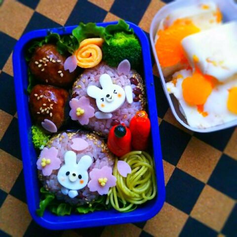キャラ弁 お赤飯おにぎりの桜弁当 暮らしニスタ キャラ弁 お赤飯おにぎりの桜弁当 暮らしニスタ