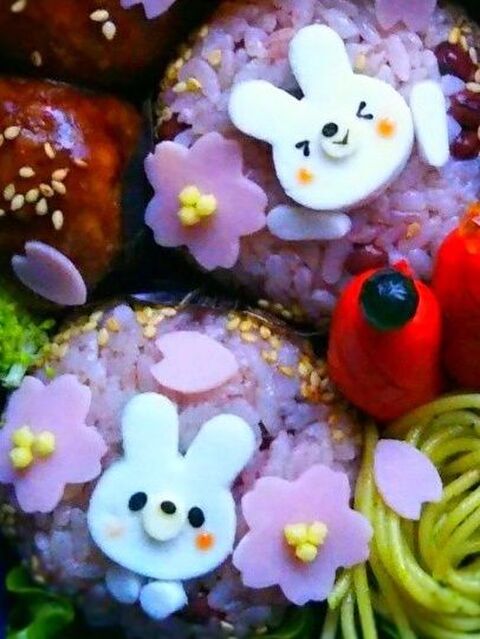 キャラ弁 お赤飯おにぎりの桜弁当 暮らしニスタ キャラ弁 お赤飯おにぎりの桜弁当 暮らしニスタ