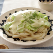 うどんでパスタ「春キャベツとチーズのうどん」