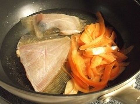 フライパンで簡単 10分煮るだけ カレイ 人参 スナップエンドウの白だしさっと煮 暮らしニスタ フライパンで簡単 10分煮るだけ カレイ 人参 スナップエンドウの白だしさっと煮 暮らしニスタ