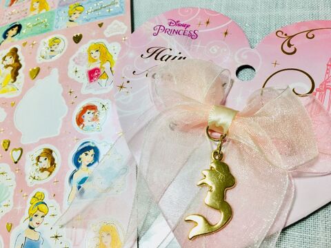 セリアのシンプルヘアゴムをシールとレジンでランクアップ アリエルのリボンに 暮らしニスタ