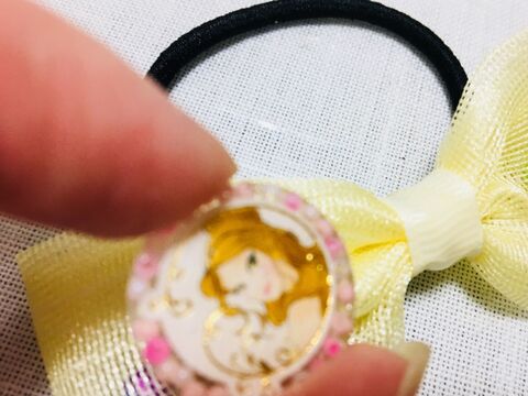 100均ヘアゴムにシールとレジンで 色んなディズニープリンセスのヘアゴムを量産 暮らしニスタ 100均ヘアゴムにシールとレジンで 色んなディズニープリンセスのヘアゴムを量産 暮らしニスタ