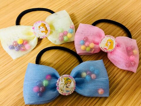 100均ヘアゴムにシールとレジンで 色んなディズニープリンセスのヘアゴムを量産 暮らしニスタ