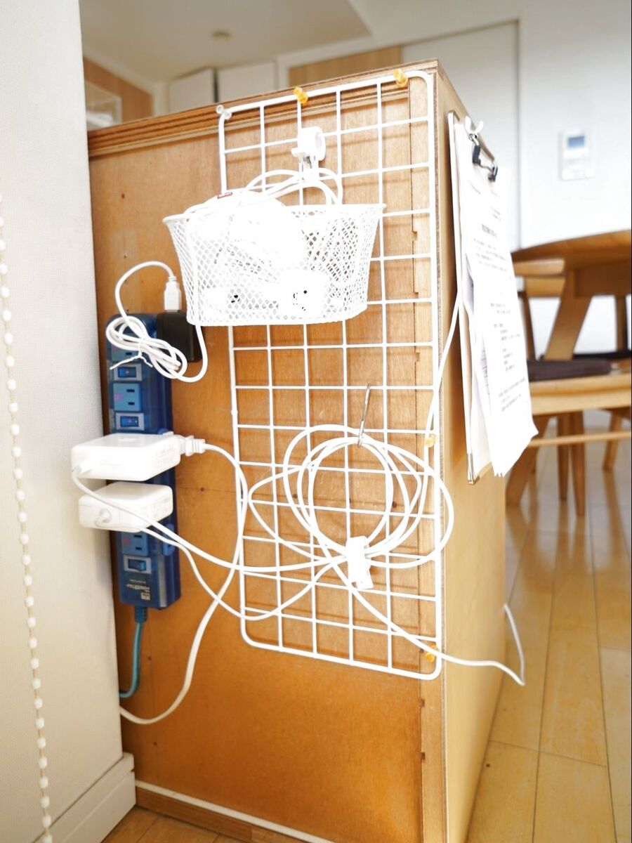 100均ワイヤーネットを使ってコードのゴチャつき解消 暮らしニスタ 100均ワイヤーネットを使ってコードのゴチャつき解消 暮らしニスタ