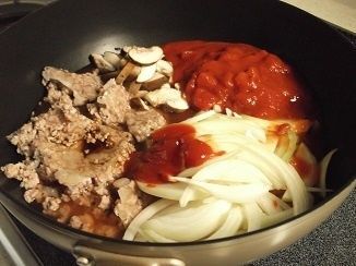 スパゲッティ以外の材料をフライパンへ