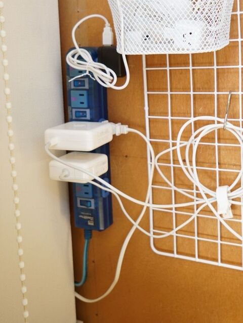 100均ワイヤーネットを使ってコードのゴチャつき解消 暮らしニスタ 100均ワイヤーネットを使ってコードのゴチャつき解消 暮らしニスタ