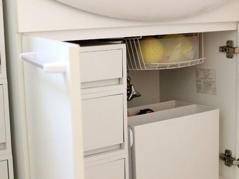 100均つっぱり棒を活用 洗面台下のデッドスペースに収納をつくる方法 暮らしニスタ 100均つっぱり棒を活用 洗面台下のデッドスペースに収納をつくる方法 暮らしニスタ