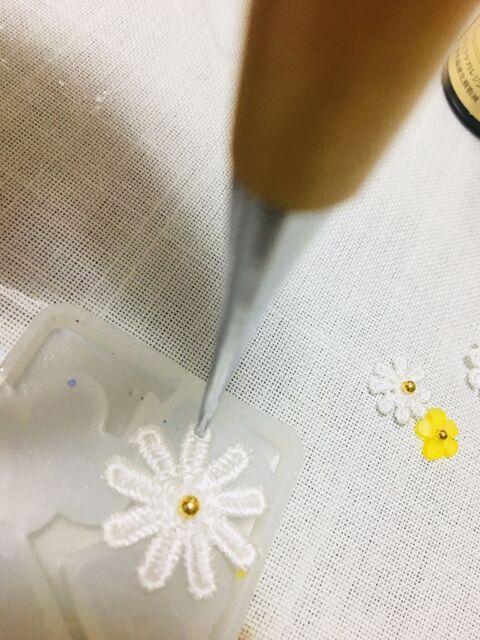100均手芸用のレースや花モチーフをレジンアクセサリーに 暮らしニスタ