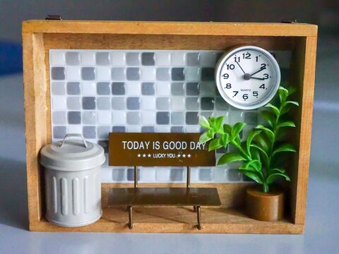 10分diy 100均グッズにガチャガチャ時計で ミニチュア壁掛けインテリア 暮らしニスタ