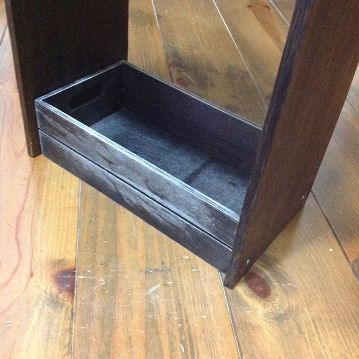 木板の下端に木製ボックスを固定します。