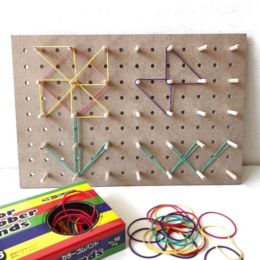 おうちで遊ぶ 100均の穴あきボードが子どものおもちゃに 3つの遊び方でおうち育 暮らしニスタ