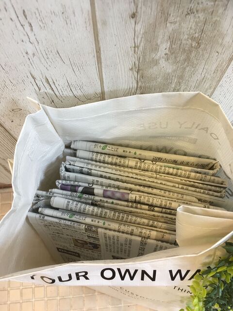 こんなものも新聞紙入れに 意外と便利です 古紙回収に出す新聞紙をキッチンに収納 暮らしニスタ こんなものも新聞紙入れに 意外と便利です 古紙回収に出す新聞紙をキッチンに収納 暮らしニスタ