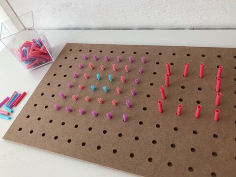 おうちで遊ぶ 100均の穴あきボードが子どものおもちゃに 3つの遊び方でおうち育 暮らしニスタ おうちで遊ぶ 100均の穴あきボードが子どものおもちゃに 3つの遊び方でおうち育 暮らしニスタ