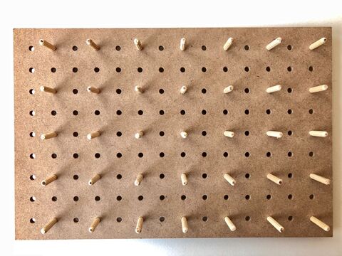 おうちで遊ぶ 100均の穴あきボードが子どものおもちゃに 3つの遊び方でおうち育 暮らしニスタ おうちで遊ぶ 100均の穴あきボードが子どものおもちゃに 3つの遊び方でおうち育 暮らしニスタ
