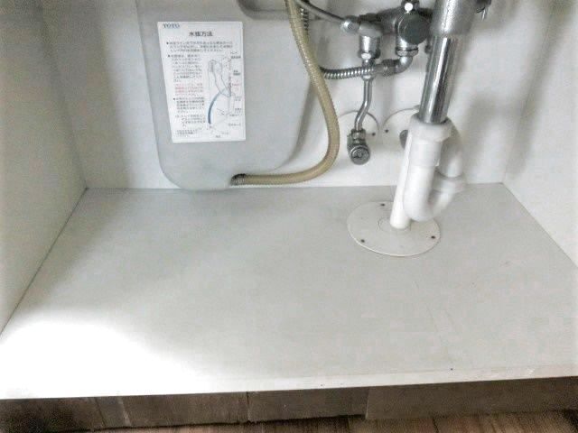 洗面下の収納部分…もうだいぶ古い配管部分です！