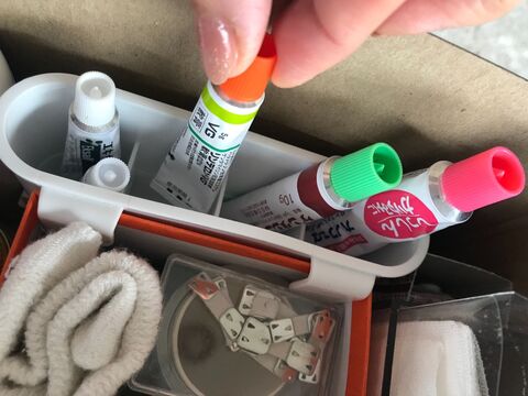 薬箱で迷子になりがちな 小さな軟膏 キッチングッズのアレで収納してます 暮らしニスタ 薬箱で迷子になりがちな 小さな軟膏 キッチングッズのアレで収納してます 暮らしニスタ