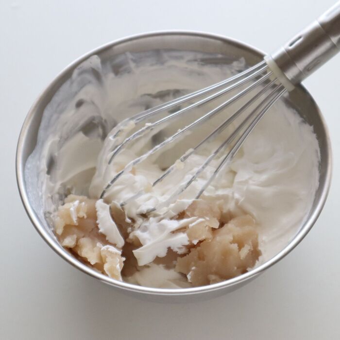 豆乳ホイップクリームと白あんのクリームを作る。