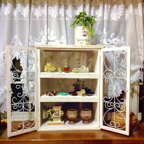 100均材料でシャビーなアイアン扉付きシェルフをdiy 暮らしニスタ