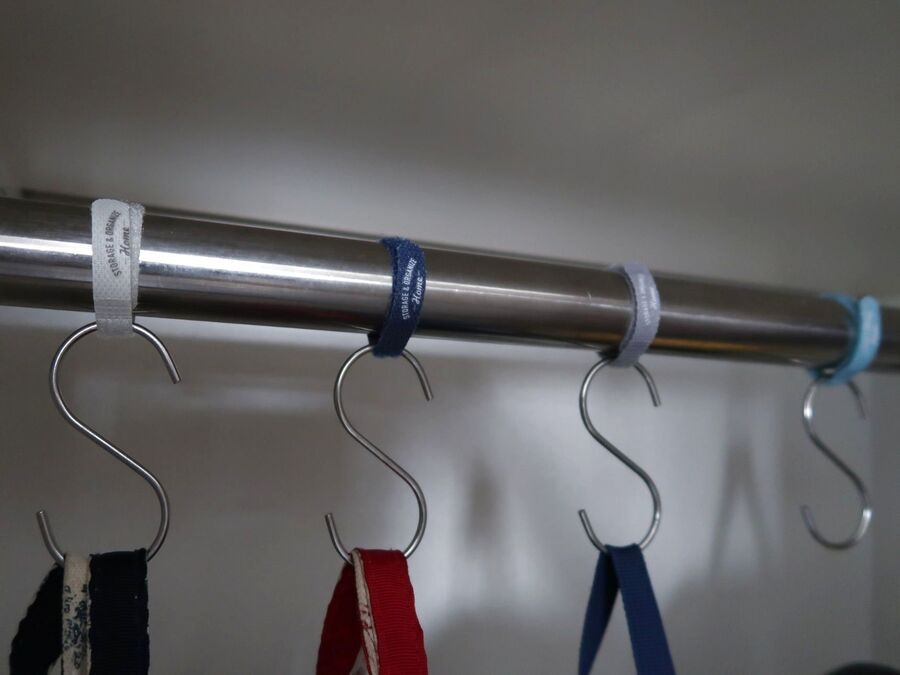 固定しすぎず 動きすぎず ほどよくs字フックを固定する方法 暮らしニスタ 固定しすぎず 動きすぎず ほどよくs字フックを固定する方法 暮らしニスタ