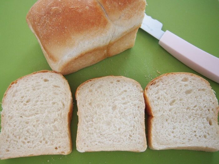 ①パンをスライスします