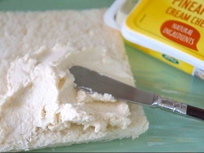 ６．クリームチーズを塗る。