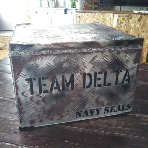 レジャーにも 生活感のでる発泡スチロール箱を男前ブリキ風ボックスにリメイク 暮らしニスタ