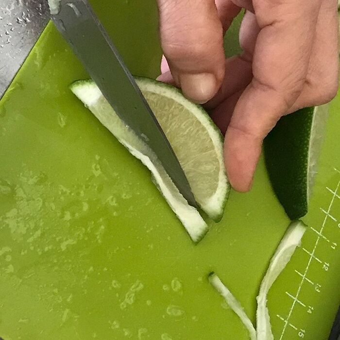 ライムやレモンの果汁をじゅわーっと絞れる方法