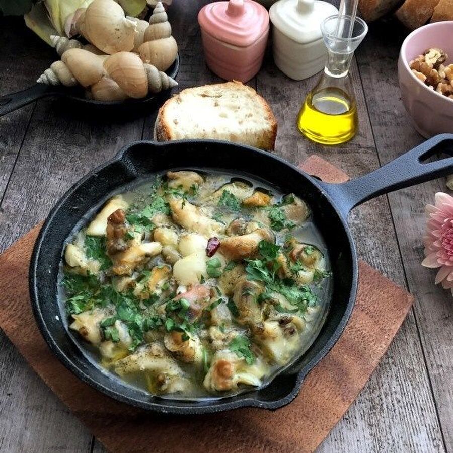 パンにつけたり パスタと和えたり おいしさがぐっと詰まったつぶ貝のアヒージョ 暮らしニスタ パンにつけたり パスタと和えたり おいしさがぐっと詰まったつぶ貝のアヒージョ 暮らしニスタ