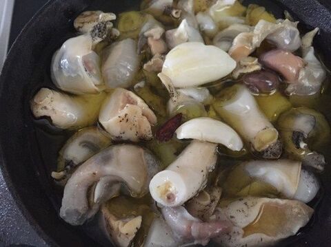 パンにつけたり パスタと和えたり おいしさがぐっと詰まったつぶ貝のアヒージョ 暮らしニスタ パンにつけたり パスタと和えたり おいしさがぐっと詰まったつぶ貝のアヒージョ 暮らしニスタ