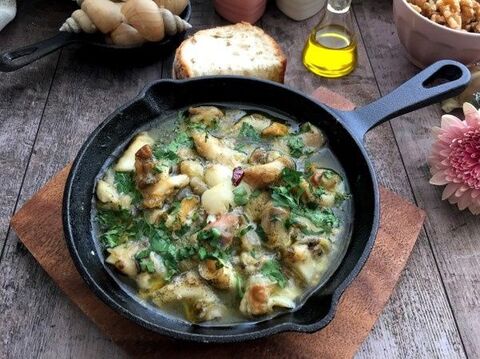 パンにつけたり パスタと和えたり おいしさがぐっと詰まったつぶ貝のアヒージョ 暮らしニスタ パンにつけたり パスタと和えたり おいしさがぐっと詰まったつぶ貝のアヒージョ 暮らしニスタ