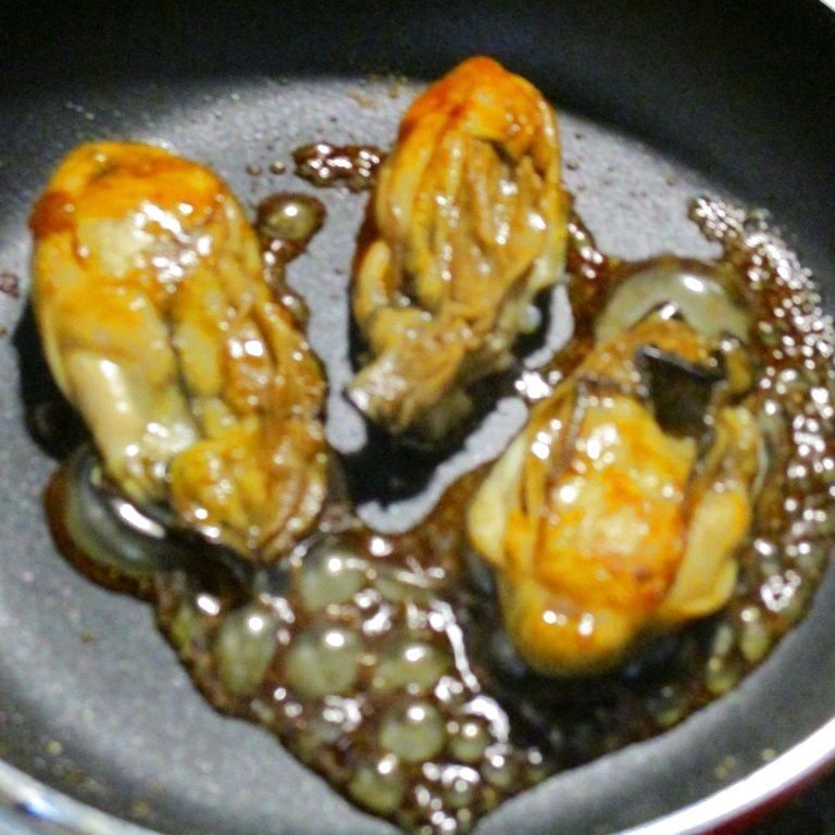 【牡蠣を焼き、煮からめる】