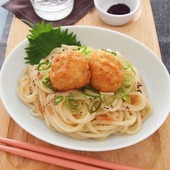 おうちでアウトドア気分！簡単お外ごはん「塩から揚げの梅しそ和えうどん」