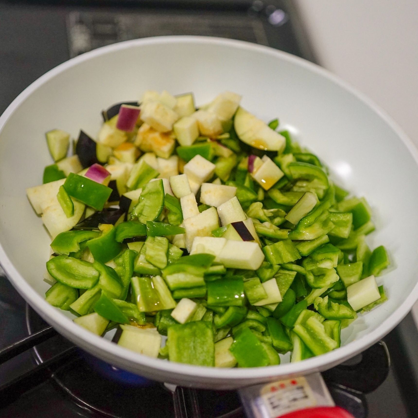 野菜を炒める