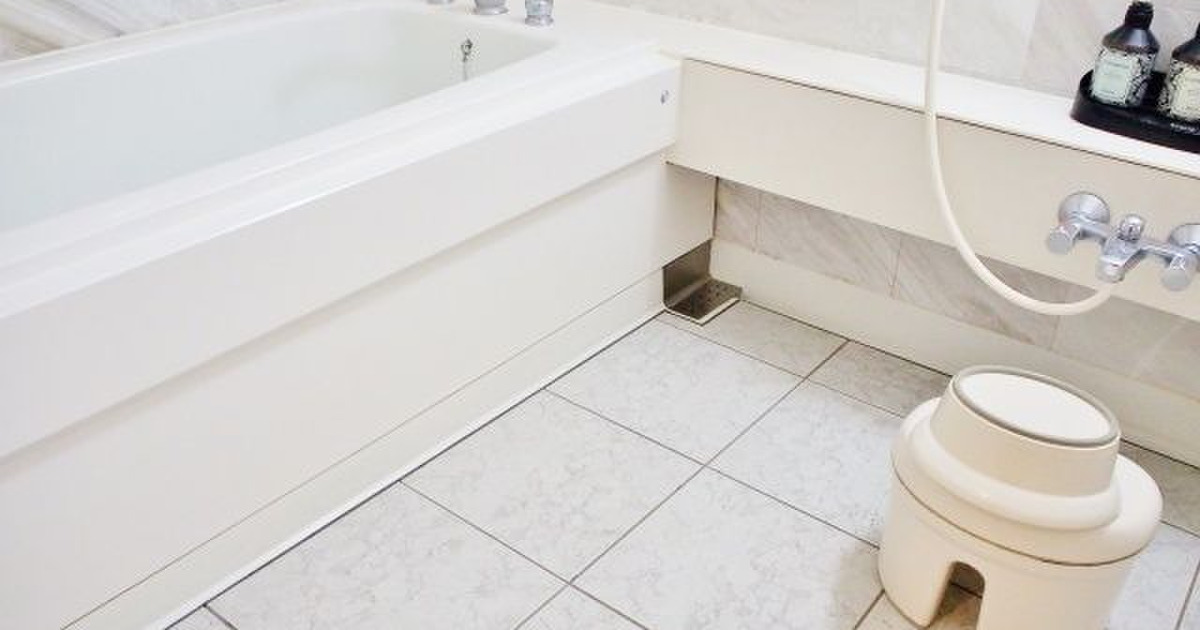 洗剤要らずの秘策はコレ お風呂の床の白い汚れの落とし方 暮らしニスタ
