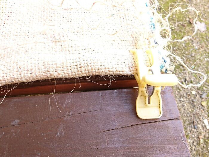 縫うとき、平行はデッキの隙間と端を利用