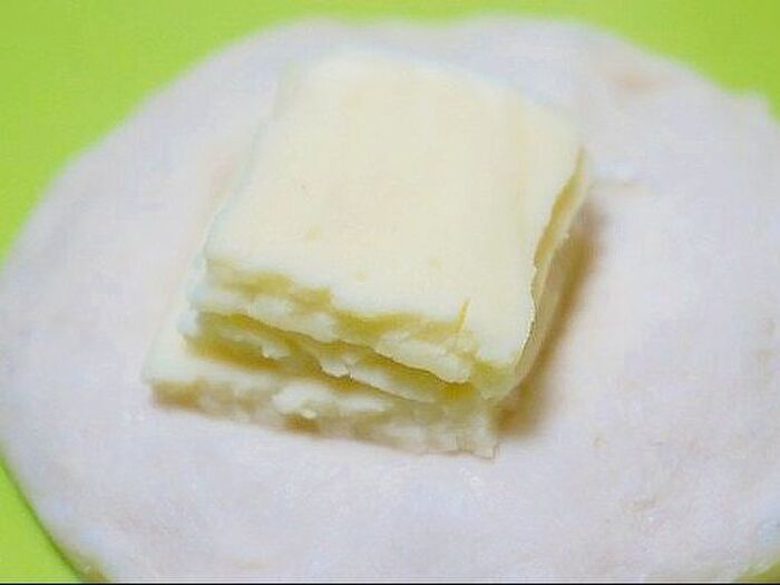 ８．チーズを包む。